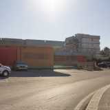Lasciandoci alle spalle le scuole, superiamo l�ex supermercato...